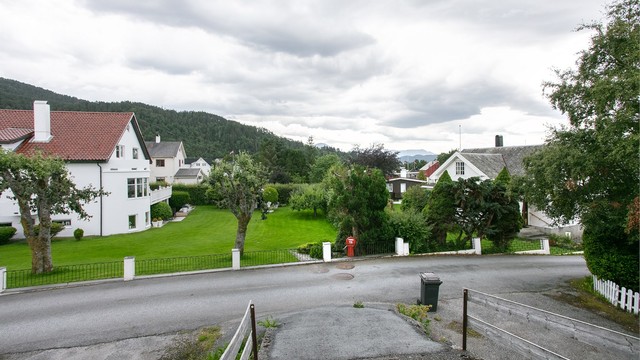 Eiendommen ligger i et rolig og etablert boligområde.