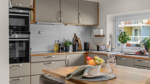 Moderne kjøkken med barløsning som skaper en naturlig overgang mellom kjøkken og stue.