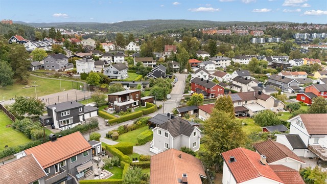 Her bor du med umiddelbar nærhet til Munkerud skole, flere barnehager og flotte rekreasjonsområder.