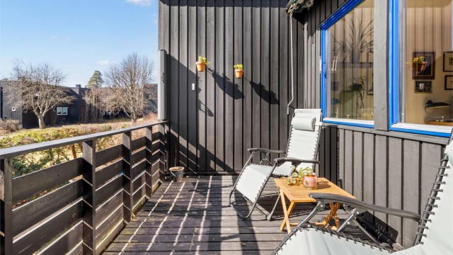 Sydvendt balkong med utgang fra stuen