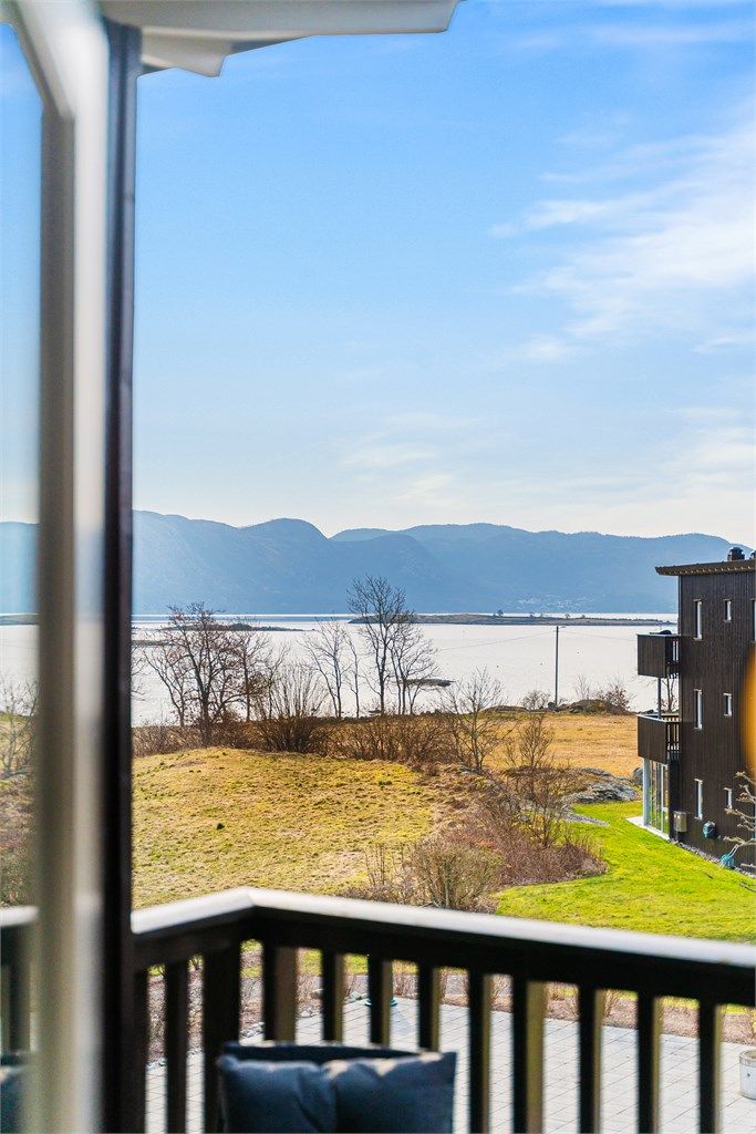 Flott sjøutsikt fra leilighet og balkong.