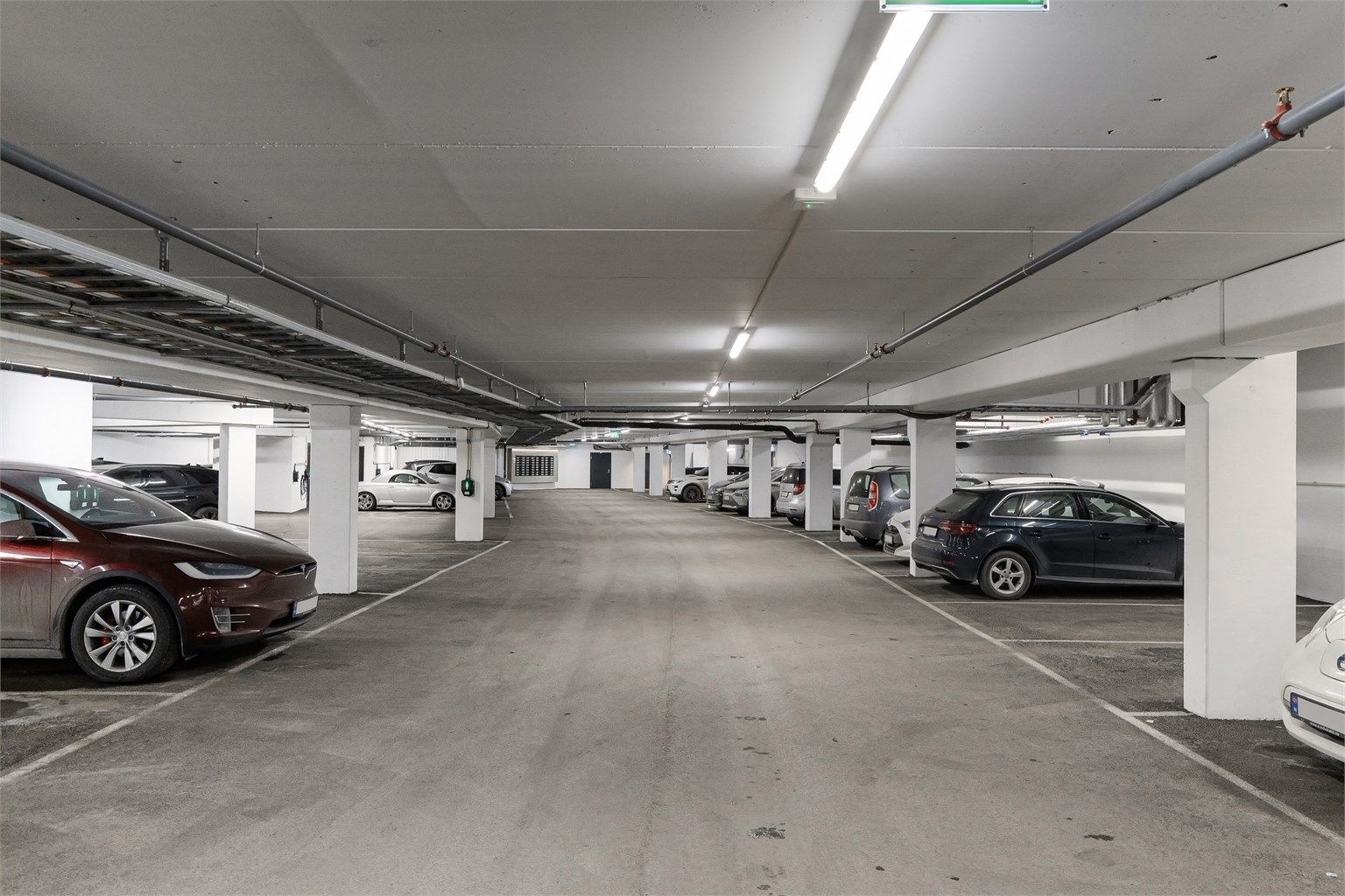 Med leiligheten følger én garasjeplass (nr. 125) som tillegg til seksjonen. Det er elbil-lader på plassen