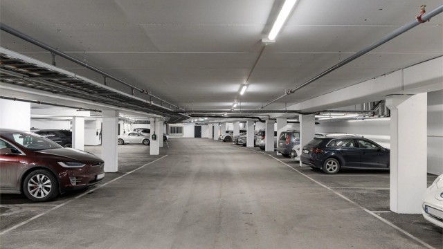 Med leiligheten følger én garasjeplass (nr. 125) som tillegg til seksjonen. Det er elbil-lader på plassen