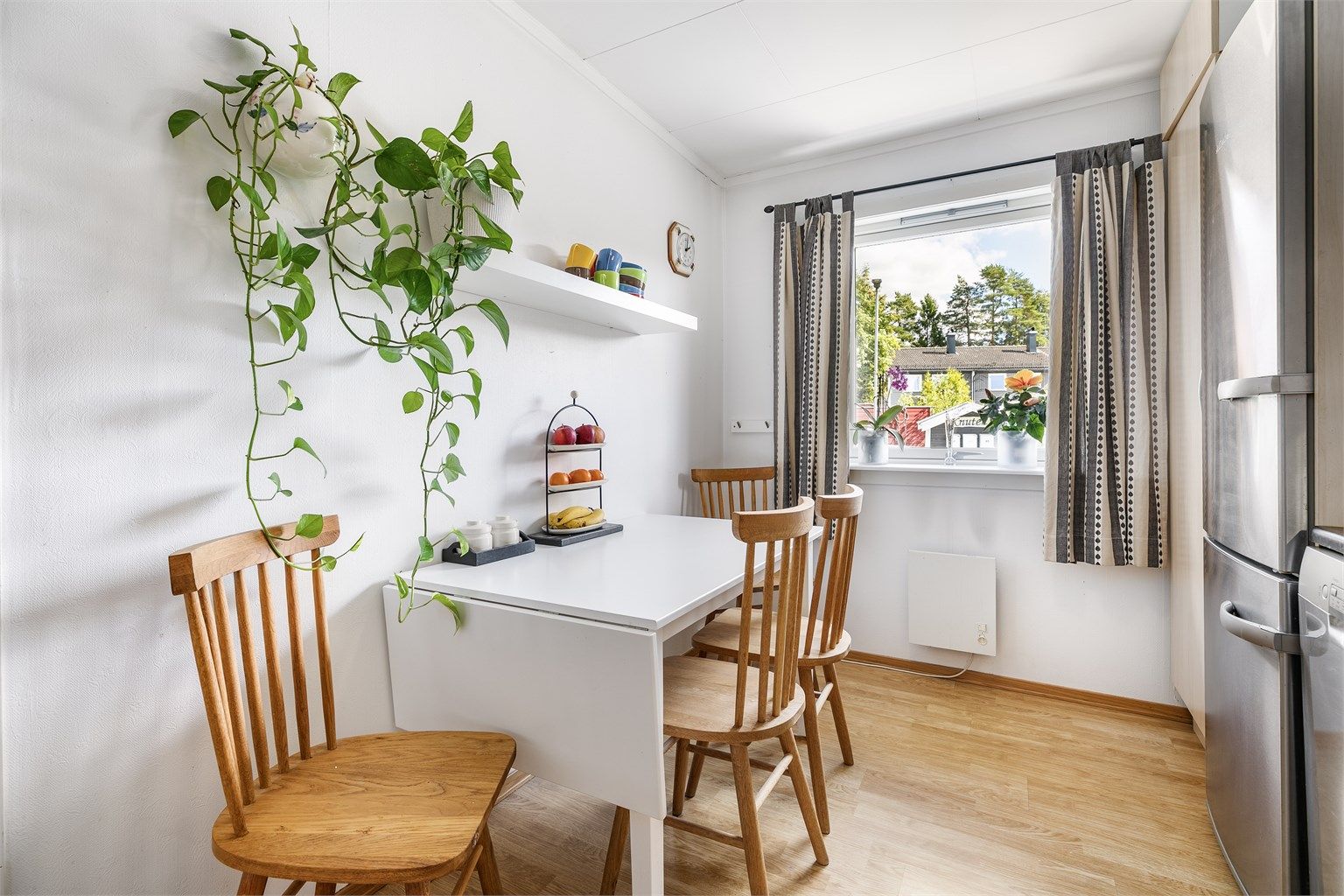 Et frokostbord har sin naturlige plass på kjøkkenet. På denne siden titter morgen-/formiddagssolen inn, avhengig av årstiden.