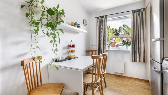 Et frokostbord har sin naturlige plass på kjøkkenet. På denne siden titter morgen-/formiddagssolen inn, avhengig av årstiden.