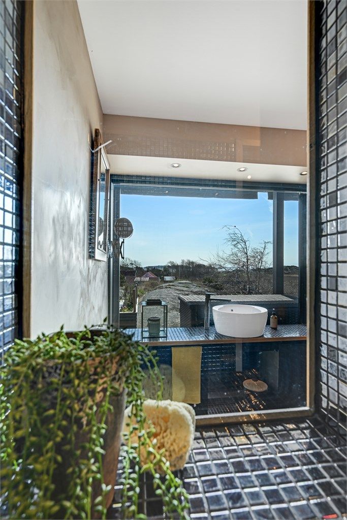 Et stort vindu slipper inn dagslys og gir utsikt, samtidig som det er plassert for å ivareta privatlivet.