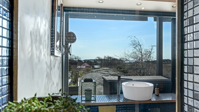 Et stort vindu slipper inn dagslys og gir utsikt, samtidig som det er plassert for å ivareta privatlivet.