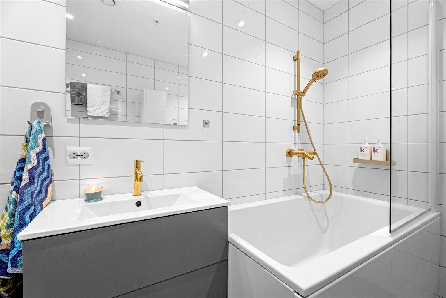 Lekre og stilfulle detaljer - Her kan man slappe av med spa og velvære med kombinert badekar og dusj