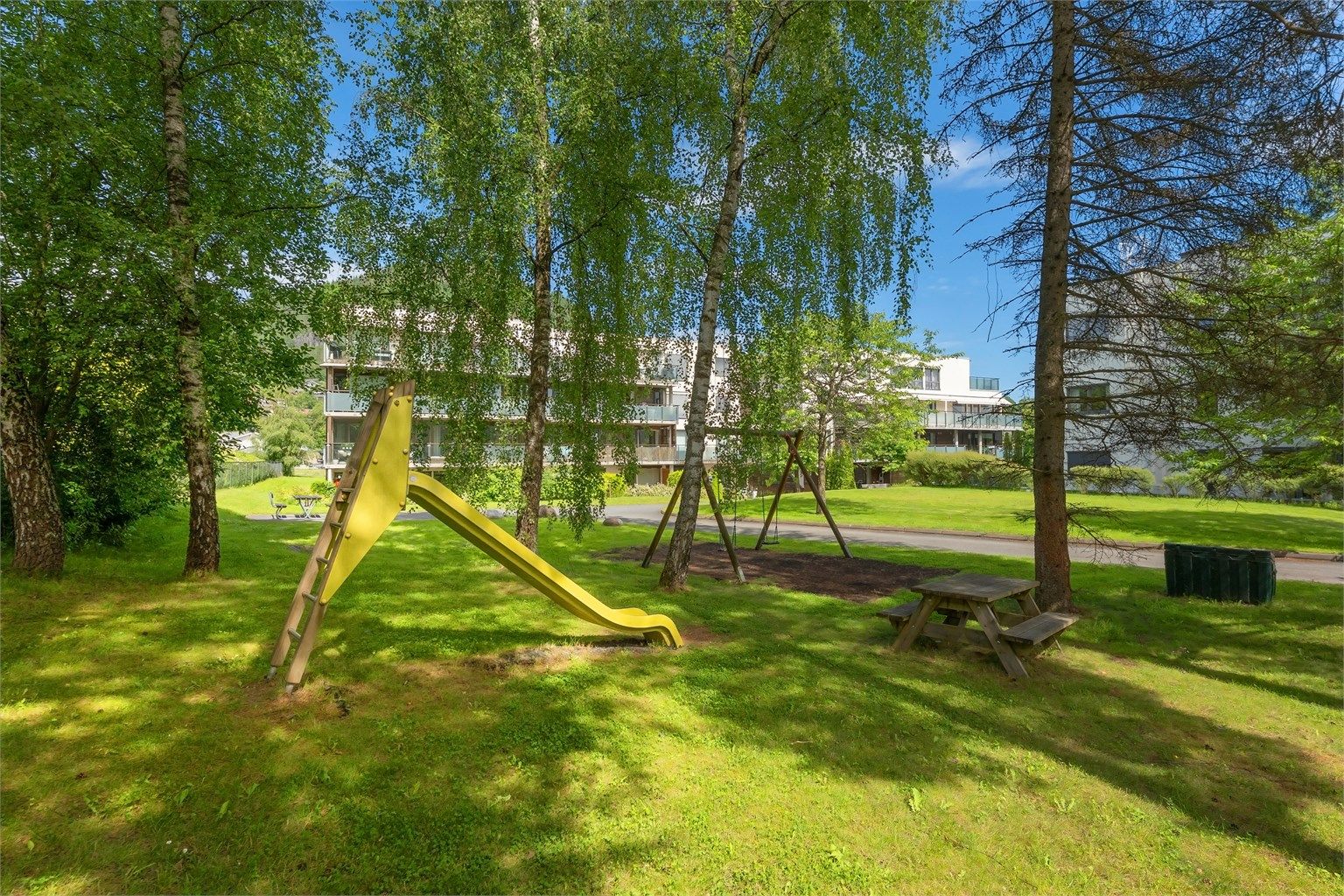 I nærområdet finner du Bærum idrettspark og Kolsås senter med servicetilbud. Fra leiligheten er det kort gangavstand til Hauger T-banestasjon.