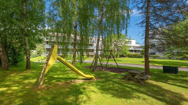 I nærområdet finner du Bærum idrettspark og Kolsås senter med servicetilbud. Fra leiligheten er det kort gangavstand til Hauger T-banestasjon.