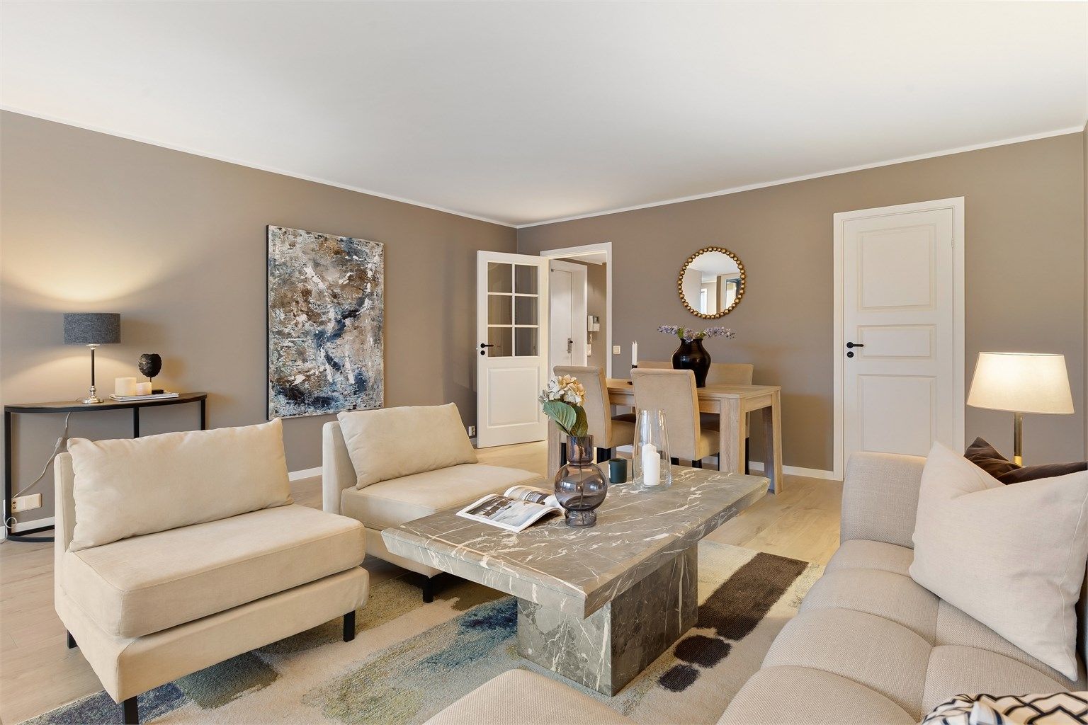 God plass for et stort spisebord for hyggelige sammenkomster.