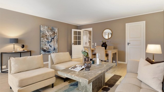 God plass for et stort spisebord for hyggelige sammenkomster.