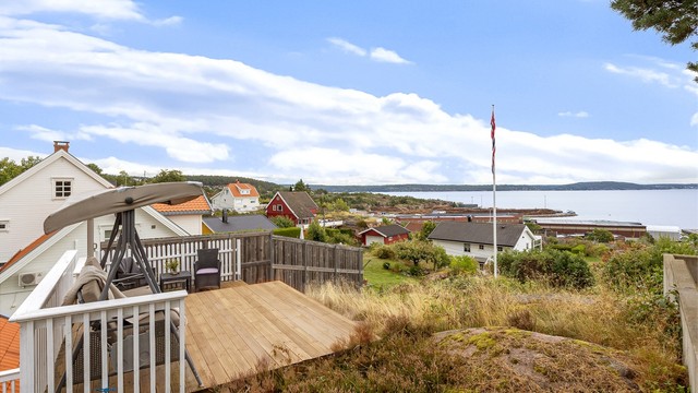 Flott utsyn over fjorden og nærområdet fra den øvre plattingen.