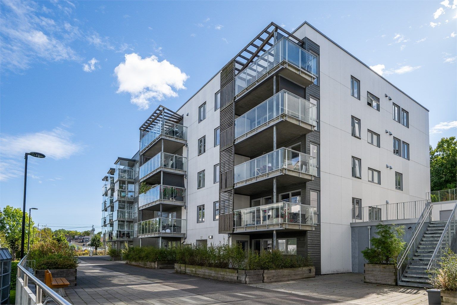 Sameiet Slotsengen ble oppført i 2019 og har velholdte fellesarealer.