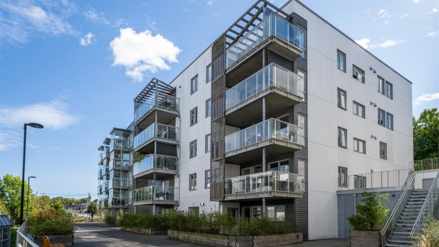 Sameiet Slotsengen ble oppført i 2019 og har velholdte fellesarealer.