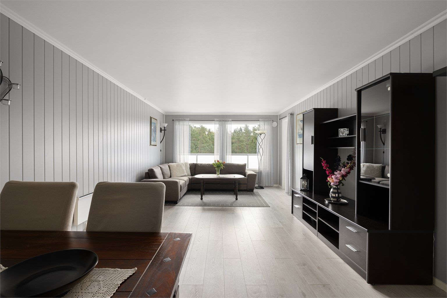 Stuen er i senere år pusset opp med både nytt laminatgulv og nye MDF-plater på vegger.