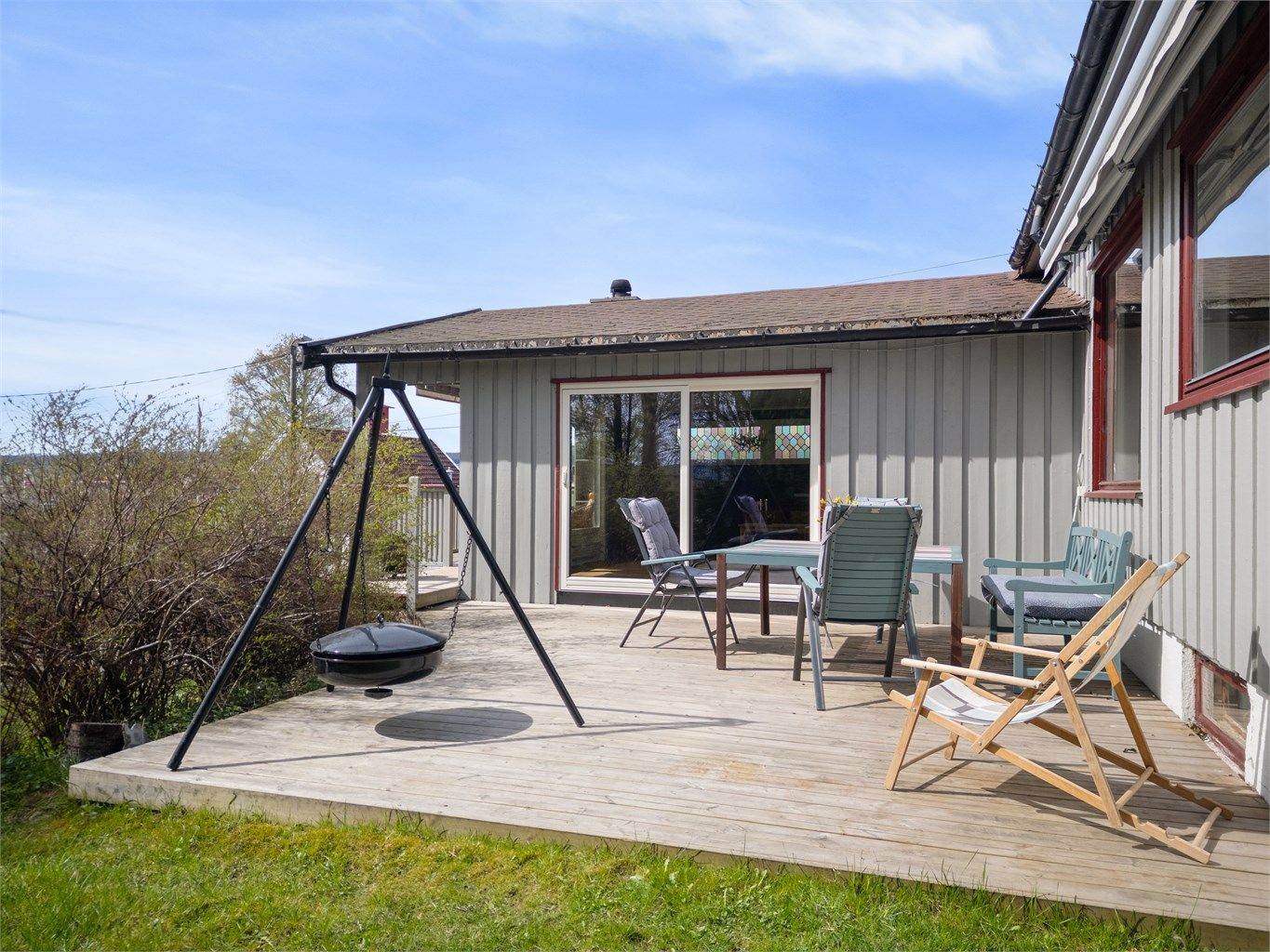 Adkomst til terrasseplatting via skyvedører fra peisestuen. Usjenert og lun uteplass med markise. 