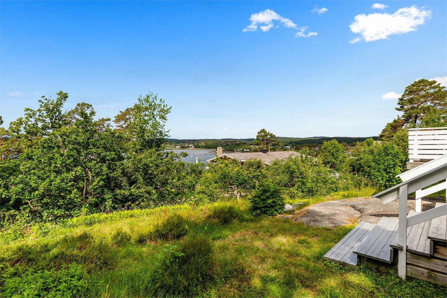 Tomten består for det meste av naturtomt og mindre partier med fjell. Hytta har flere uteplasser hvor både sol og flott utsikt kan nytes.