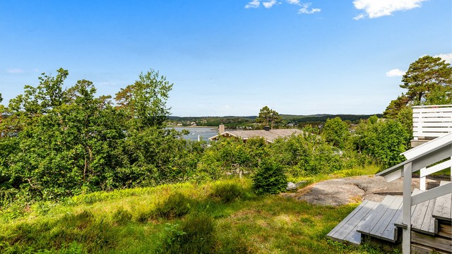 Tomten består for det meste av naturtomt og mindre partier med fjell. Hytta har flere uteplasser hvor både sol og flott utsikt kan nytes.