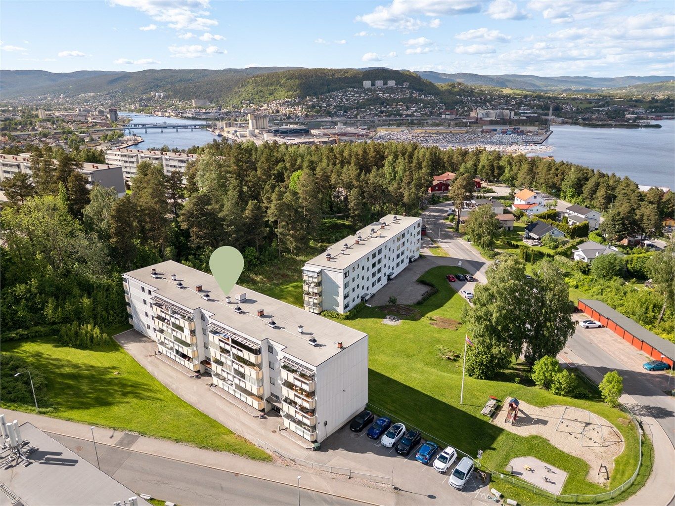 Leiligheten ligger i et stille område med naturen rett utenfor, samtidig praktisk avstand til sentrum. 
Foto: Stine Prøitz Jørgensen