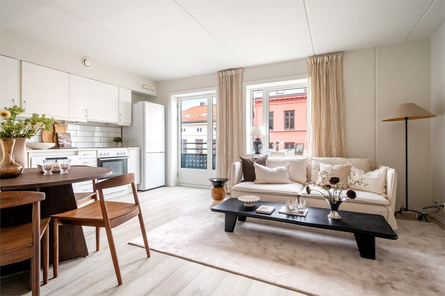 Stuen har god plass til en sofagruppe med tilhørende salongbord og annet ønskelig stuemøblement. 