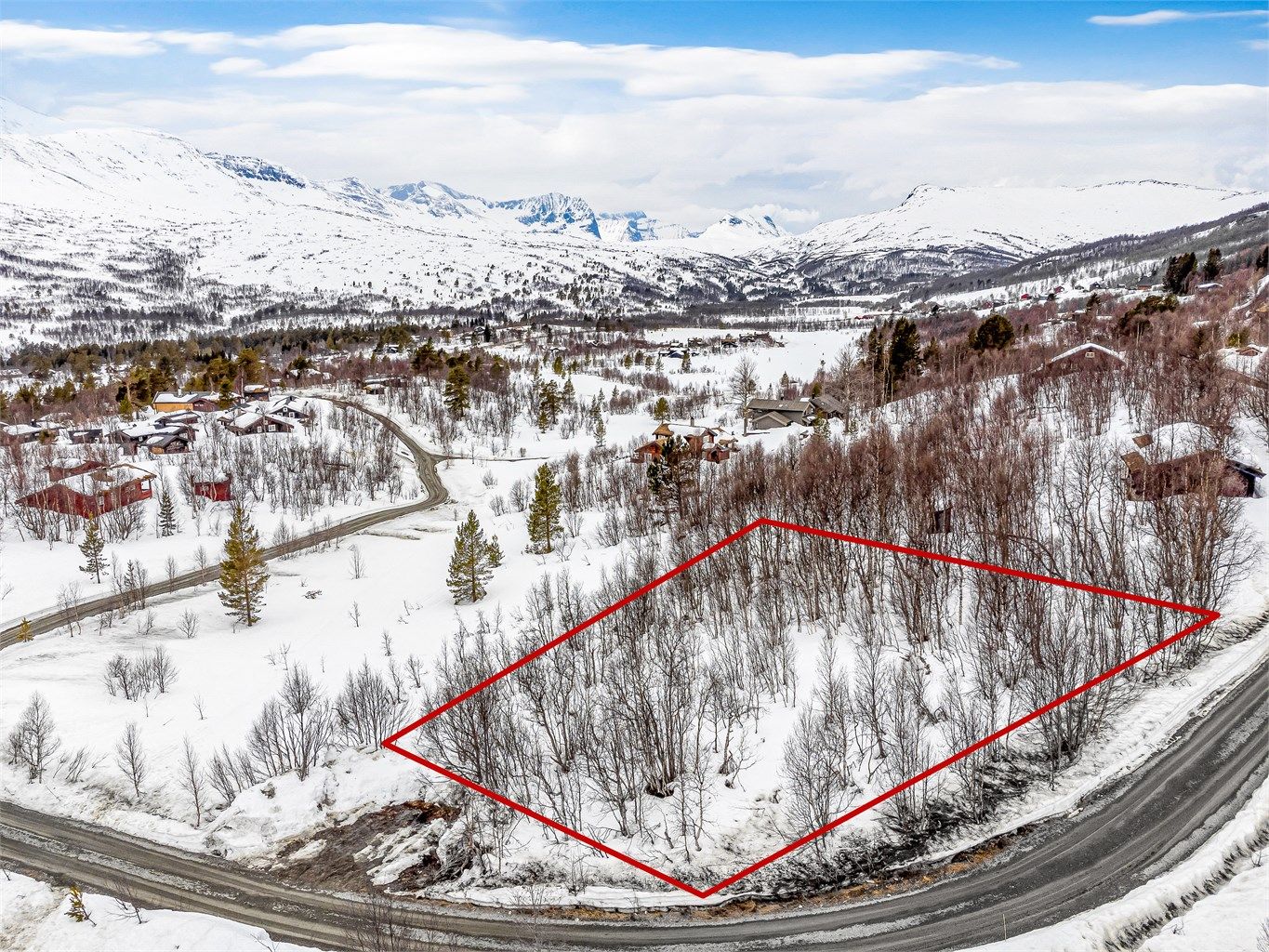 Her kan du nyte roen i vakker natur og fjellandskap - med gode muligheter for friluftsliv og fritidsaktiviteter. 