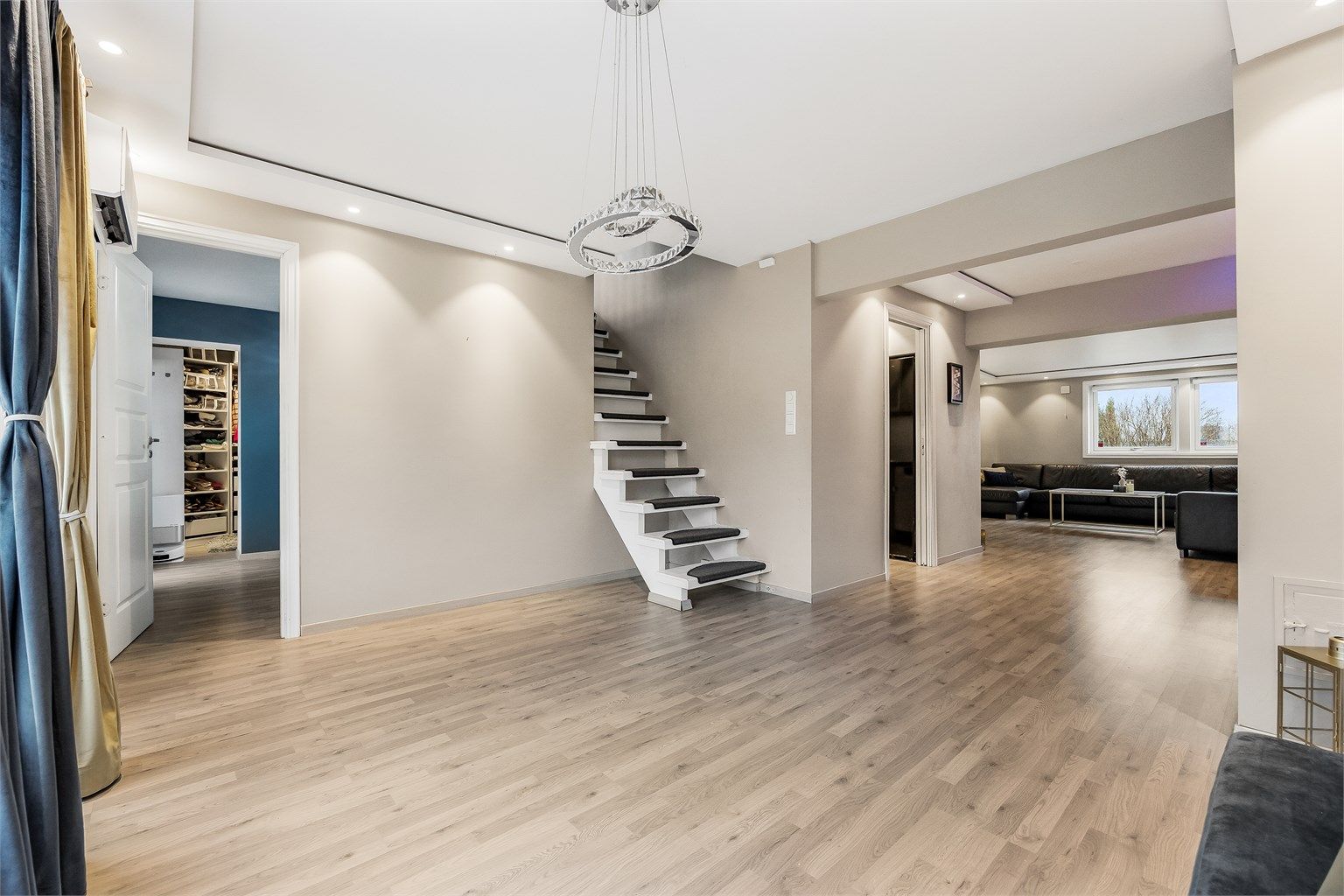 Trapperommet binder de to etasjene sammen og er sentralt plassert mellom stue og spisestue.