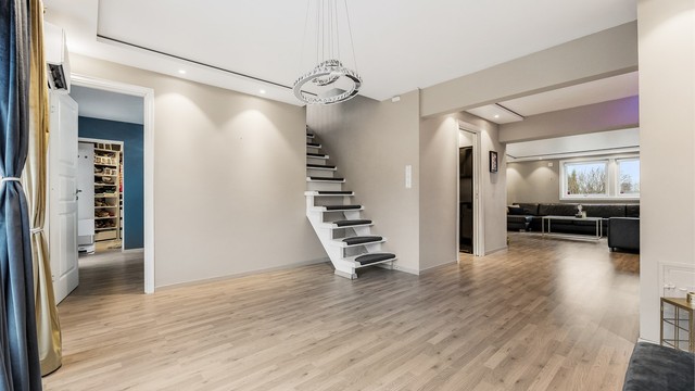 Trapperommet binder de to etasjene sammen og er sentralt plassert mellom stue og spisestue.