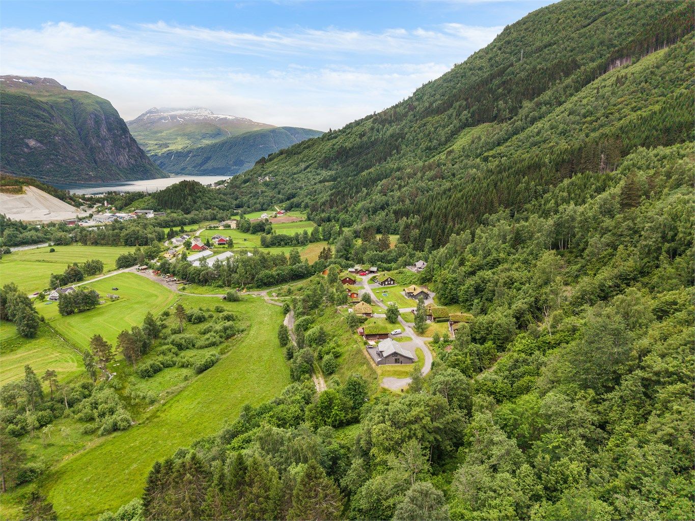 Blant annet har Valldal aktivitetstilbud på Kulå Bowling, klatrepark, og flotte serveringssteder. Til sentrum av Valldal er det ca 2 km og kan fint nåes ved gange. Fra Muribrua er det opparbeidet gangsti ned til sentrum