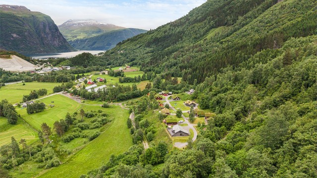Blant annet har Valldal aktivitetstilbud på Kulå Bowling, klatrepark, og flotte serveringssteder. Til sentrum av Valldal er det ca 2 km og kan fint nåes ved gange. Fra Muribrua er det opparbeidet gangsti ned til sentrum