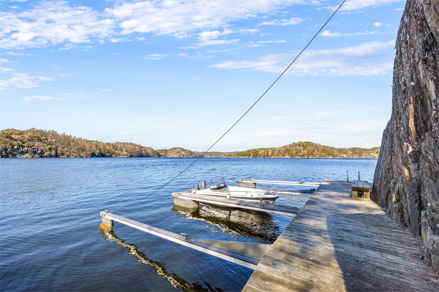 Med tinglyst rett til båtplass ved et solid bryggeanlegg, ligger Sørlandsskjærgården åpen for deg – ca. 200 meter fra hytta.