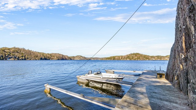 Med tinglyst rett til båtplass ved et solid bryggeanlegg, ligger Sørlandsskjærgården åpen for deg – ca. 200 meter fra hytta.