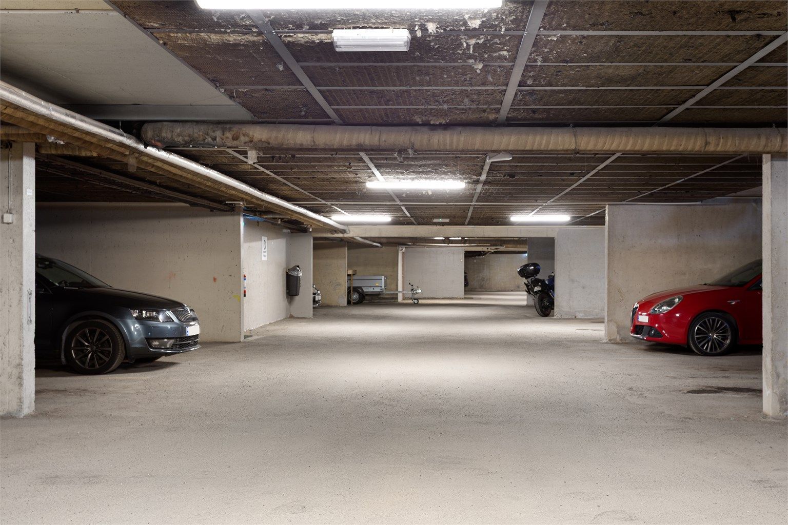 Leiligheten disponerer en garasjeplass i felles garasjeanlegg. Mulighet for montering av elbillader på parkeringsplassen.