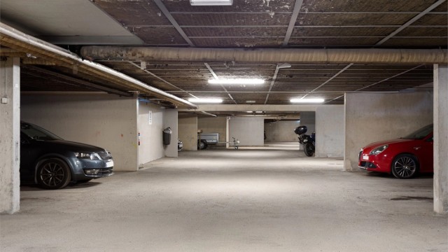Leiligheten disponerer en garasjeplass i felles garasjeanlegg. Mulighet for montering av elbillader på parkeringsplassen.