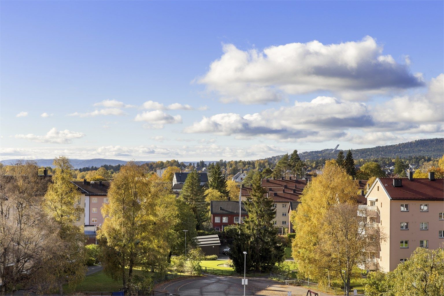 Vidstrakt utsyn mot nærområdet, Holmenkollen og de omkringliggende åsene.