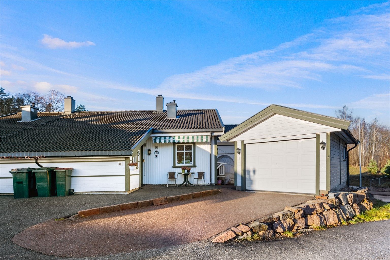 Parkering i disponibel frittstående garasje på ca. 20 kvm (manglende ferdigattest) rett ved boligen 
Foto: Haiman Askari