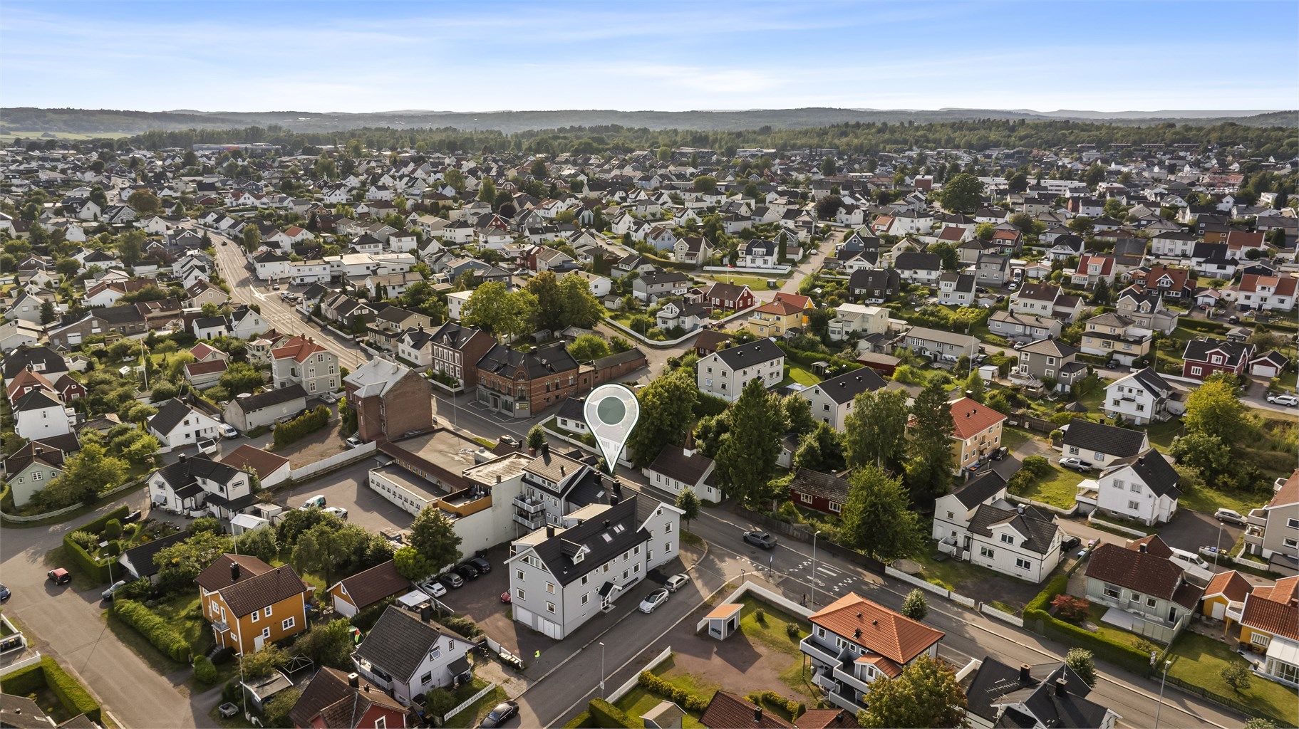Eiendommen ligger ca. 10 minutter fra påkjøringen til E18.