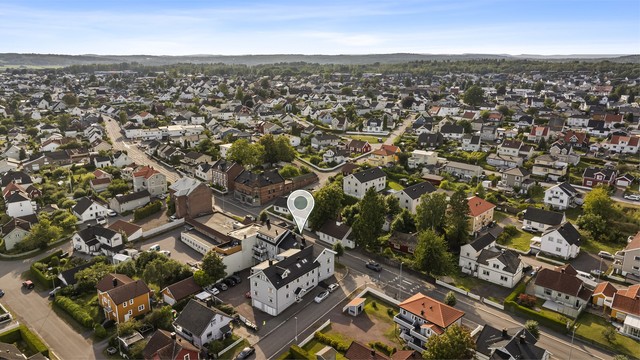 Eiendommen ligger ca. 10 minutter fra påkjøringen til E18.