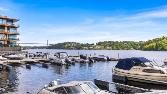 Her lever man med sjøen som nærmeste nabo, med båtliv og marina rett utenfor døren.