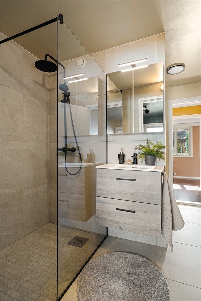 Romslig dusjnisje. Bad er av god størrelse og har inngang fra både gang og soverom.
