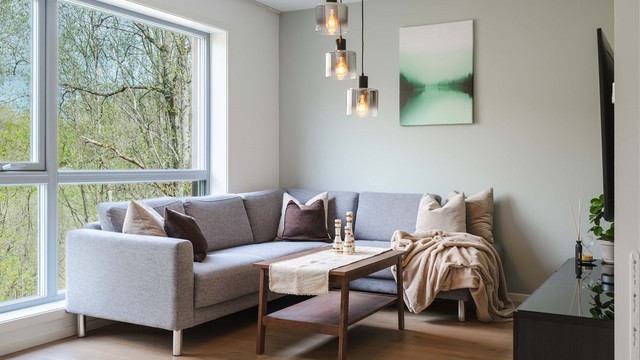 Vinduer med isolerglass fra byggeåret slipper inn rikelig med dagslys.