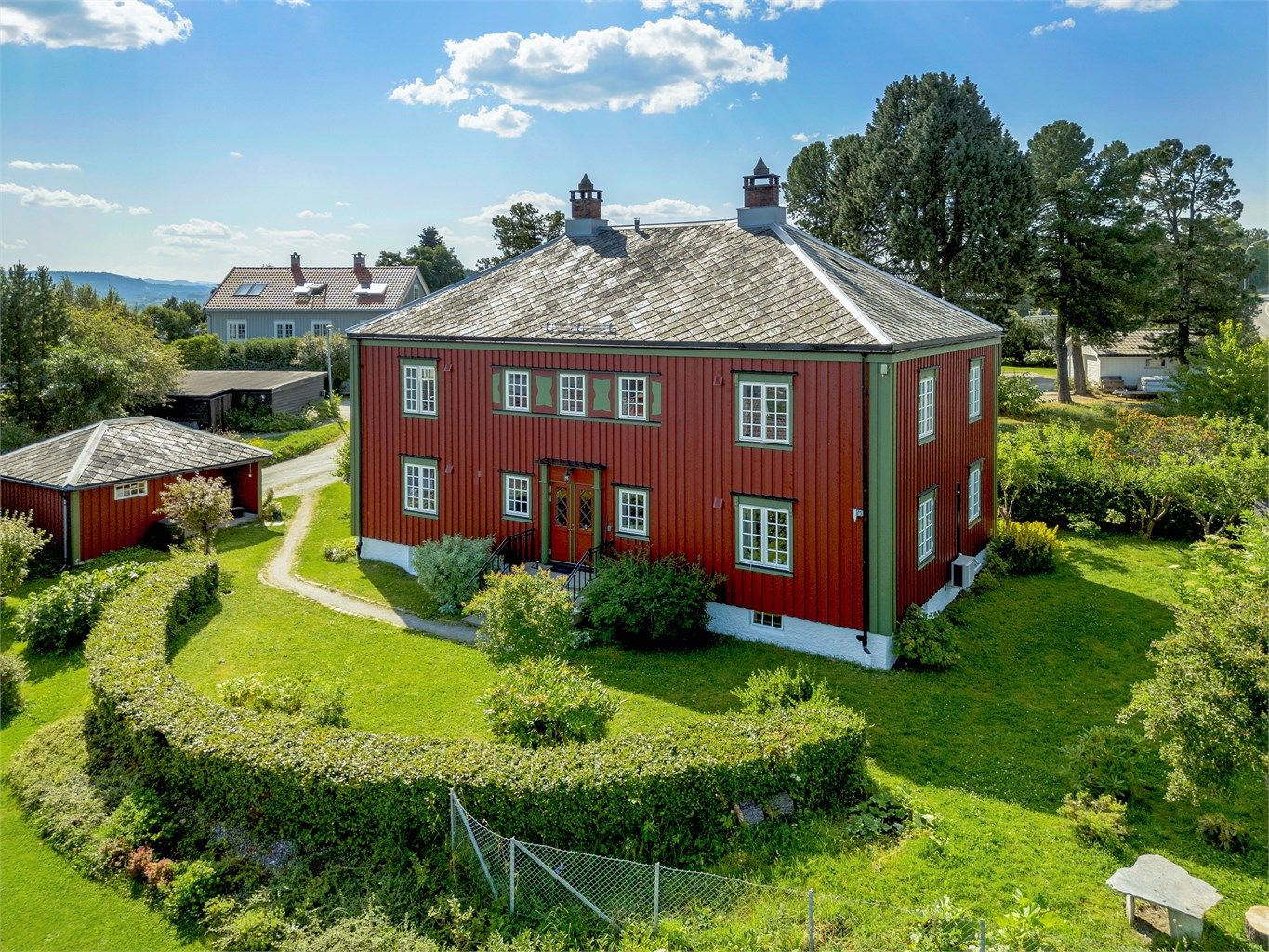 Velkommen til Utsikten Alle 15 - og denne flotte og romslige 4-romsleiligheten beliggende i rolige og ettertraktede omgivelser på Marienborg/Byåsen. 