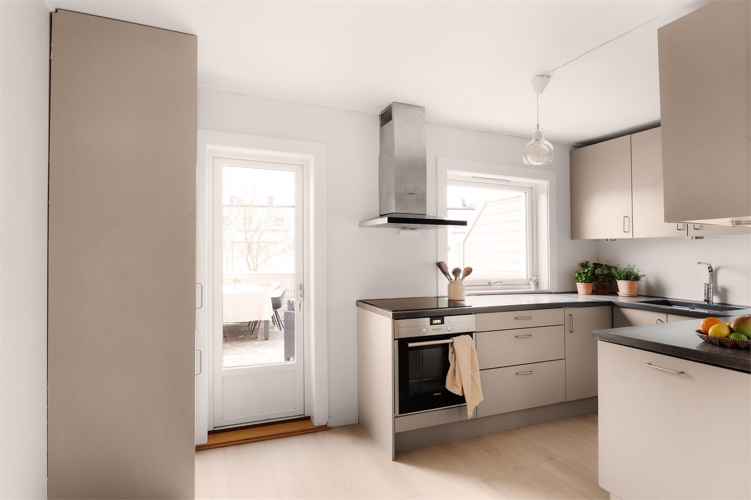 Boligen fremstår som velholdt med gjennomgående god standard i alle rom. Her kan du flytte rett inn!
Foto: Nadia Frantsen Isnitt