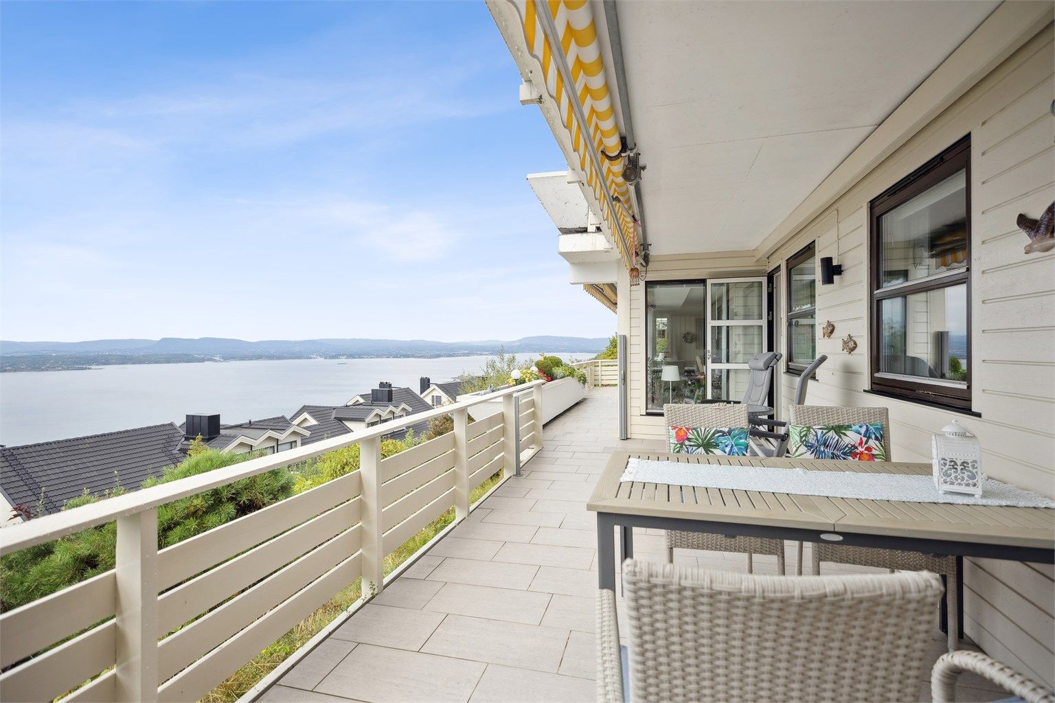 Stor, solrik terrasse med en imponerende utsikt over innseilingen i Oslofjorden.