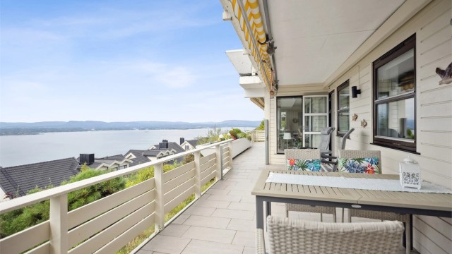 Stor, solrik terrasse med en imponerende utsikt over innseilingen i Oslofjorden.