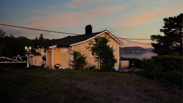 Gårdsplass med biloppstillingsmuligheter er anlagt på tomtens øvre og nordvestre hjørne.