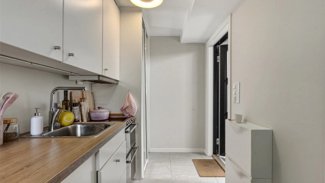 Det er egen inngang til deler av kjelleretasjen som pt er leid ut for kr 12 727,-. Det er også inngang til denne delen fra kjellergangen via låsbar dør, så hele kjelleren kan benyttes selv ved behov