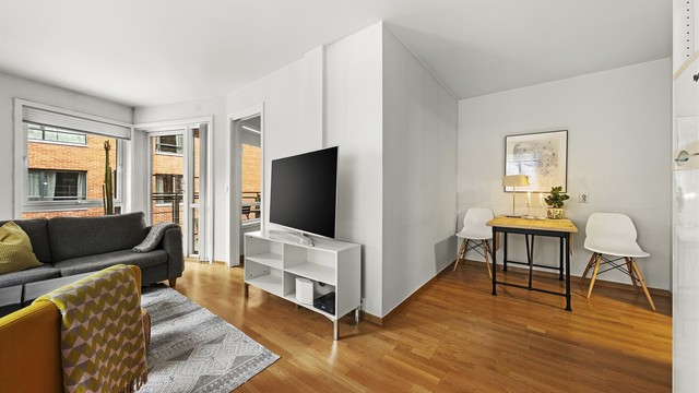 I tilknytning til kjøkkenet er det også praktisk nisje med plass til spisebord og stoler.