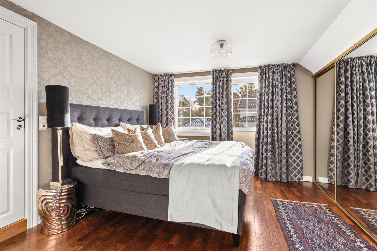 Romslig master soverom med eget tilliggende bad og utgang til sydvendt balkong på 4 kvm