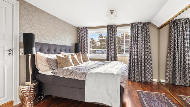 Romslig master soverom med eget tilliggende bad og utgang til sydvendt balkong på 4 kvm